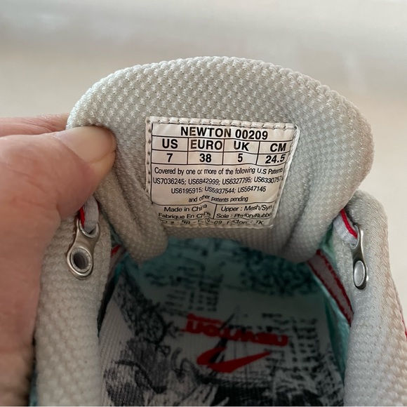 Newton running shoes in lightly used condition. Get it here for a steal! Size 7 - Picture 8 of 8